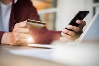 Online alışveriş için telefonu kullanan adam.