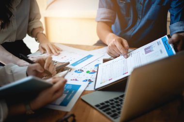 Günlük toplantı odasında iş adamları pazarlama hakkında fikir alışverişinde bulunuyor. İş danışmanlığı kavramı.