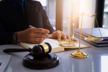 Çalışma ya da danışman avukat konsepti için office işyerinde yedirdi okuma avukat işadamı kapatmak.