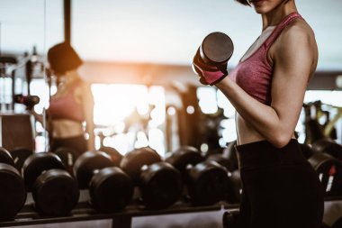 Çekici uygun kadın egzersiz halter spor salonu fitness ile. Portre spor ve sağlıklı kavramı.