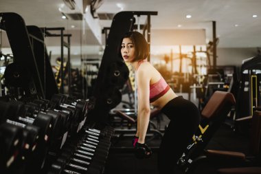 Çekici uygun kadın egzersiz halter spor salonu fitness ile. Portre spor ve sağlıklı kavramı.