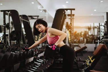 Çekici uygun kadın egzersiz halter spor salonu fitness ile. Portre spor ve sağlıklı kavramı.