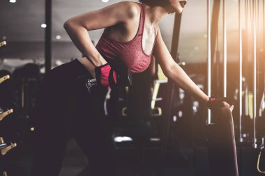 Çekici uygun kadın egzersiz halter spor salonu fitness ile. Portre spor ve sağlıklı kavramı.