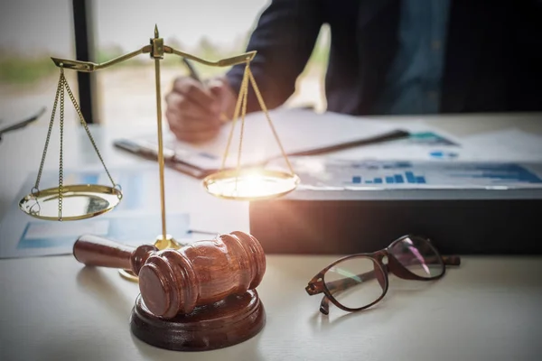 律师工作与黄铜规模在办公室的木制办公桌的背景 法律服务 司法概念 — 图库照片