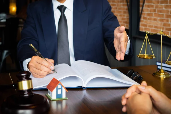 女商人和律师在办公室的木制桌子上讨论黄铜刻度的合同文件 法律服务 司法概念 — 图库照片