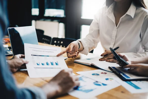 Belgeye bakmak ve tartışmak. Gelişigüzel iş toplantısı konsepti.