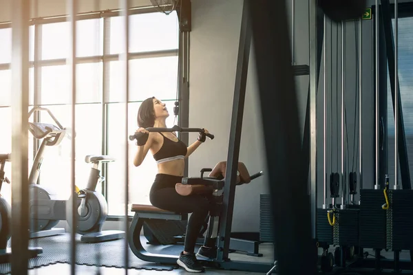 Çekici uygun kadın egzersiz jimnastik salonu fitness. Portre spor ve sağlıklı kavramı.