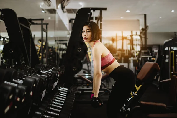 Çekici uygun kadın egzersiz halter spor salonu fitness ile. Portre spor ve sağlıklı kavramı.
