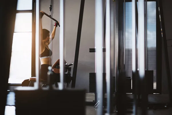 Aantrekkelijke Fit Vrouw Training Met Gewicht Sportschool Fitness Portret Sport — Stockfoto