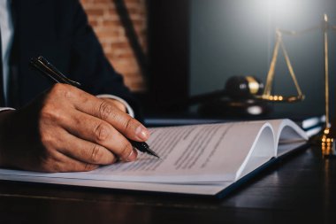 Çalışma ya da danışman avukat konsepti için office işyerinde yedirdi okuma avukat işadamı kapatmak.