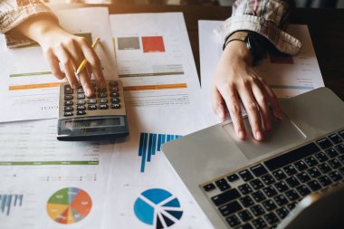 Matematik finansmanı için hesap makinesi ve dizüstü bilgisayar kullanan iş kadını ofis ve iş geçmişinde, vergi, muhasebe, istatistik ve analitik araştırma kavramında kapat