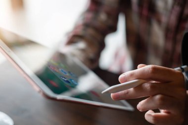 Chiang Mai, Tayland - 05 Temmuz 2018: El simgeleri ekran, günlük yaşamda smartphone akıllı telefon yaşam tarzı, smartphone dönemi olarak sosyal medya ile Ipad ve kalem kullanan kadın