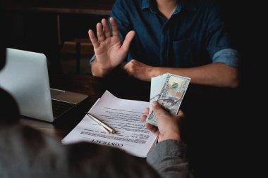 İş Adamı Sözleşme izni için yüklenici tarafından sunulan kara para reddederek. Yolsuzluk ve Rüşvetle Mücadele kavramları.