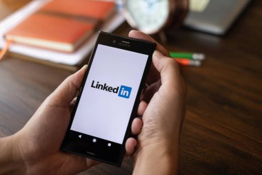 Chiang Mai, Tayland - 08 Temmuz 2018: Linkedin uygulaması yla akıllı telefon ekranda. Linkedin iş odaklı bir sosyal ağ hizmetidir.