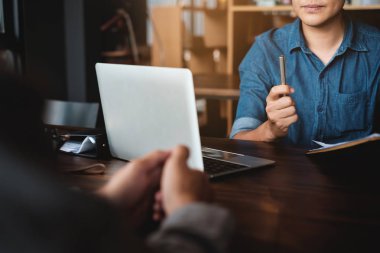 İş görüşmesi konsepti. İş adamı sorgulama ve sorgulama sırasında adayların cevaplarını dinle.