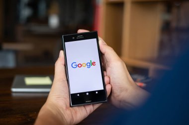 Chiang Mai, Tayland - 09 Temmuz 2017: Smartphone'da google'ı tutan bir adam. Google en büyük Internet arama motoru 