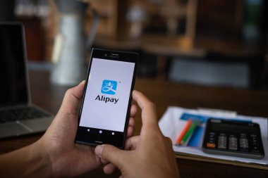 Chiang Mai, Tayland - 09 Temmuz 2018 : Alipay logolu telefon tutan bir adam, Alipay Çin'den başvuru.