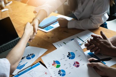 İş ortaklığı toplantısı konsepti. İmaj işadamlarının el sıkışması. Başarılı iş adamları iyi bir anlaşmadan sonra el sıkışıyorlar. Grup destek kavramı.