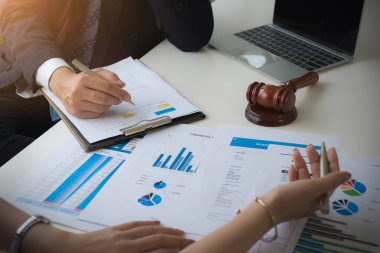 İş kadını ve iş avukatları ofiste mali kağıtları tartışıyorlar. Hukuk, hukuk hizmetleri, danışmanlık, Adalet ve gayrimenkul kavramı.