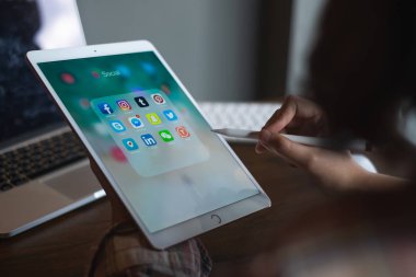 Chiang Mai, Tayland - 05 Temmuz 2018: El simgeleri ekran, günlük yaşamda smartphone akıllı telefon yaşam tarzı, smartphone dönemi olarak sosyal medya ile Ipad ve kalem kullanan kadın