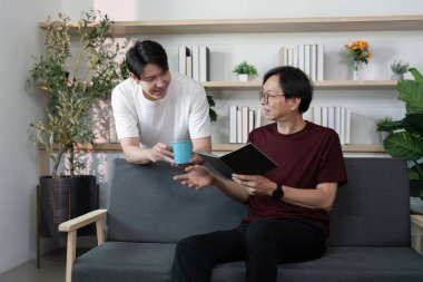 Bir baba ve oğul, iletişimin ve bağlantının önemini vurgulayan anlamlı bir sohbete girişir..