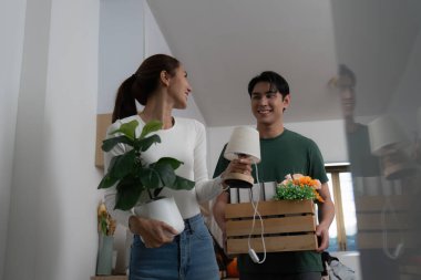 Yeni evlerinde çiçekler ve bitkiler düzenleyen genç bir çift yeni bir başlangıç ve iç tasarım sergiliyor..