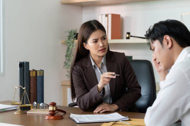 Bir avukat, yasal konuların ve profesyonel rehberliğin önemini vurgulayarak bir müvekkille ciddi bir tartışma içine girer..