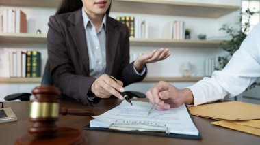 Bir avukat, yasal konulardaki açıklık ve anlayışın altını çizerek müvekkiline sözleşmenin detaylarını açıklar..