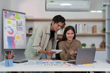 Çeşitli bir ekip UX UI tasarım projelerinde işbirliği yapar, modern ofis ortamında takım çalışması ve yaratıcılığı sergiler.