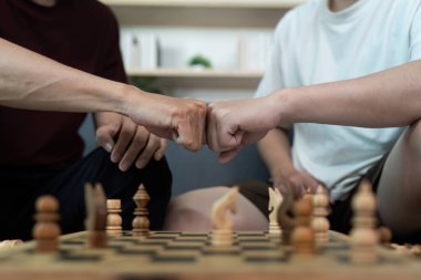 İki arkadaş bir satranç hamlesini kutlarken bir anlık dostluk, dostluk ve eğlence gösterisi..