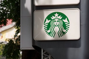 Chiang Mai, Tayland - 15 Eylül 2025 Starbucks Kahve Logosu Dükkanın önünde.