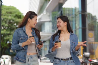 İki arkadaş, şehir ortamında kahvelerini yudumlarken, arkadaşlıklarını sergilerken, keyifli bir sohbete girişiyor..