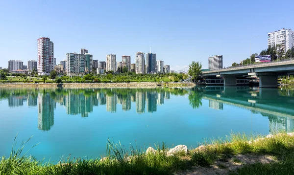 Seyhan Nehri kıyısında yer alan Adana İl Merkezi, Türkiye 'nin en büyük camii..