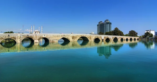 Seyhan Nehri kıyısında yer alan Adana İl Merkezi, Türkiye 'nin en büyük camii..