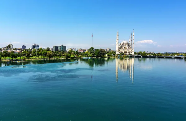 Seyhan Nehri kıyısında yer alan Adana İl Merkezi, Türkiye 'nin en büyük camii..