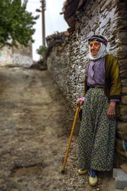 Sokakta bekleyen 10/13,2018, Salihli, Manisa, Türkiye, yaşlı kadın