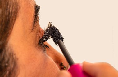 kadının makyaj maskara ile yapması