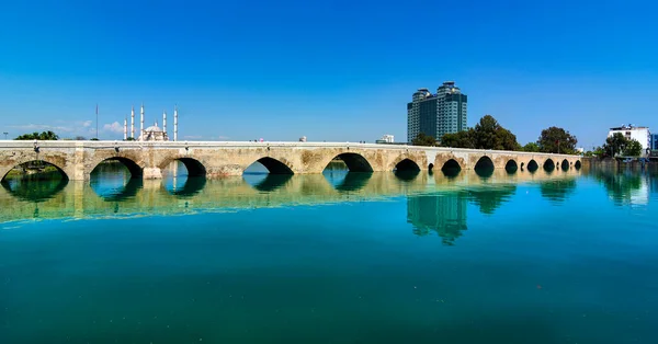 Seyhan Nehri kıyısında yer alan Adana İl Merkezi, Türkiye 'nin en büyük camii..