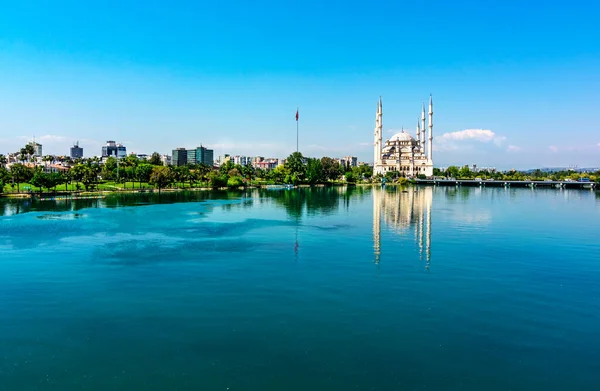 Seyhan Nehri kıyısında yer alan Adana İl Merkezi, Türkiye 'nin en büyük camii..