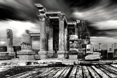 Göbeklitepe, 12 bin yıl önce anlurfa yakınlarında bulunan ve dünyanın ilk tapınağı olan bir arkeolojik kazı alanıdır..