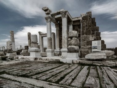 Göbeklitepe, 12 bin yıl önce anlurfa yakınlarında bulunan ve dünyanın ilk tapınağı olan bir arkeolojik kazı alanıdır..