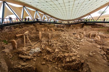 Göbeklitepe, 12 bin yıl önce anlurfa yakınlarında bulunan ve dünyanın ilk tapınağı olan bir arkeolojik kazı alanıdır..