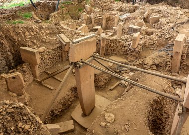 Göbeklitepe, 12 bin yıl önce anlurfa yakınlarında bulunan ve dünyanın ilk tapınağı olan bir arkeolojik kazı alanıdır..