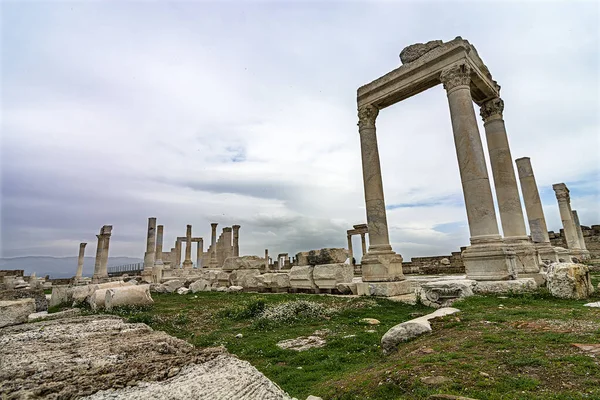 Göbeklitepe, 12 bin yıl önce anlurfa yakınlarında bulunan ve dünyanın ilk tapınağı olan bir arkeolojik kazı alanıdır..