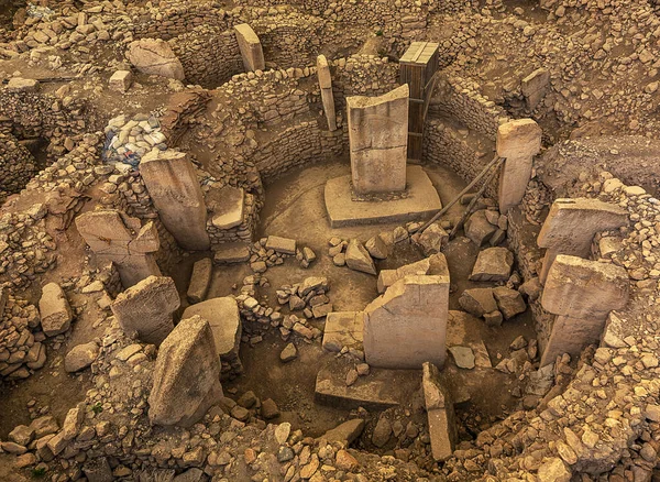 Göbeklitepe, 12 bin yıl önce anlurfa yakınlarında bulunan ve dünyanın ilk tapınağı olan bir arkeolojik kazı alanıdır..