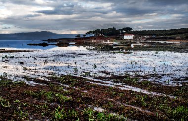 Golmarmara 'da sular hala ıslak, tekneler karada.