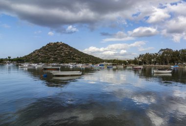 İldiri, Peninsula 'da rüzgarlı bir balıkçı köyü, tarihin doğal güzelliklerle buluştuğu bir tatil köyüdür..