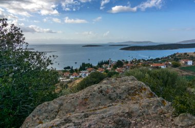 Cesme yakınlarındaki antik Erythrai şehrinin bulutlu manzarası