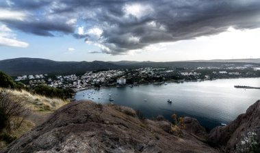 Cesme yakınlarındaki antik Erythrai şehrinin bulutlu manzarası