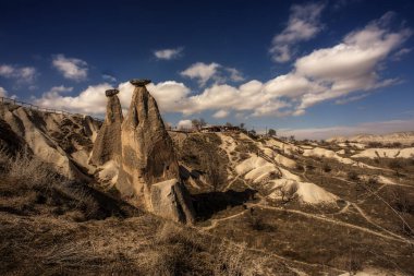 Kapadokya, olağanüstü güzelliği ile hem yerli hem de yabancı turistler için ilginç bir yerdir. Peri bacaları, Türkiye 'de ziyaret edilmesi gereken yerler listesinde bile yabancı tarafından hazırlanan çoğu listede birinci sırada yer alıyor.